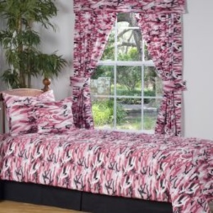 hot pink, black, white and rose are in this camoflage beddingt